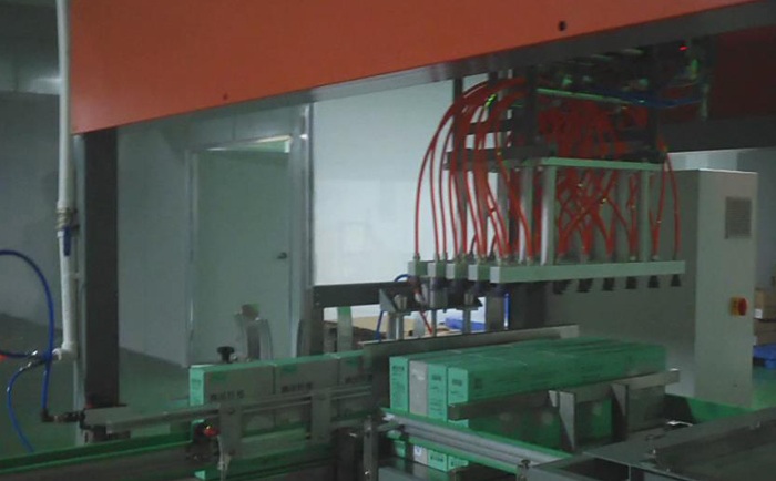 吸取式自動裝箱機